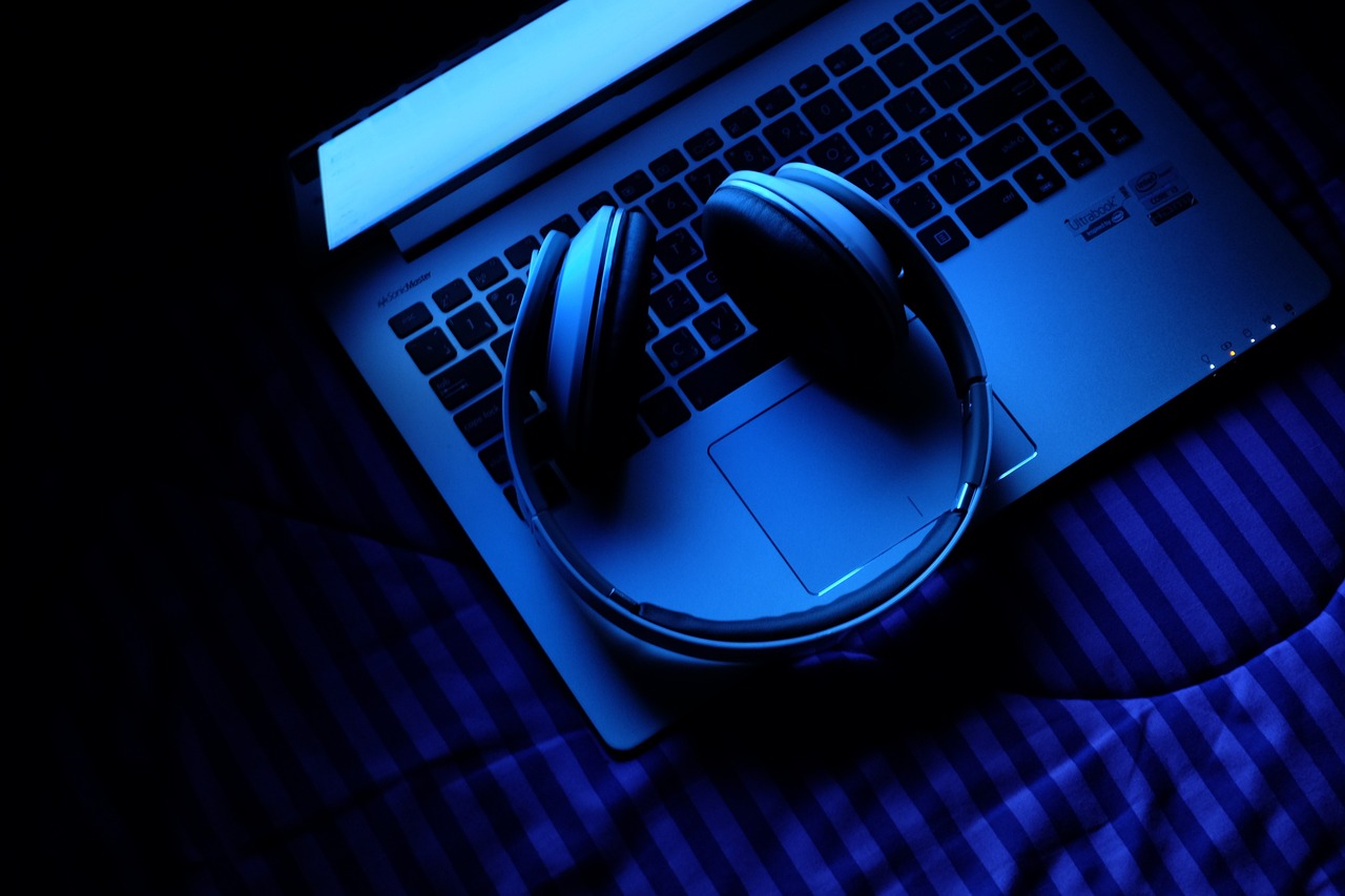 laptop notebook technology music 1283368