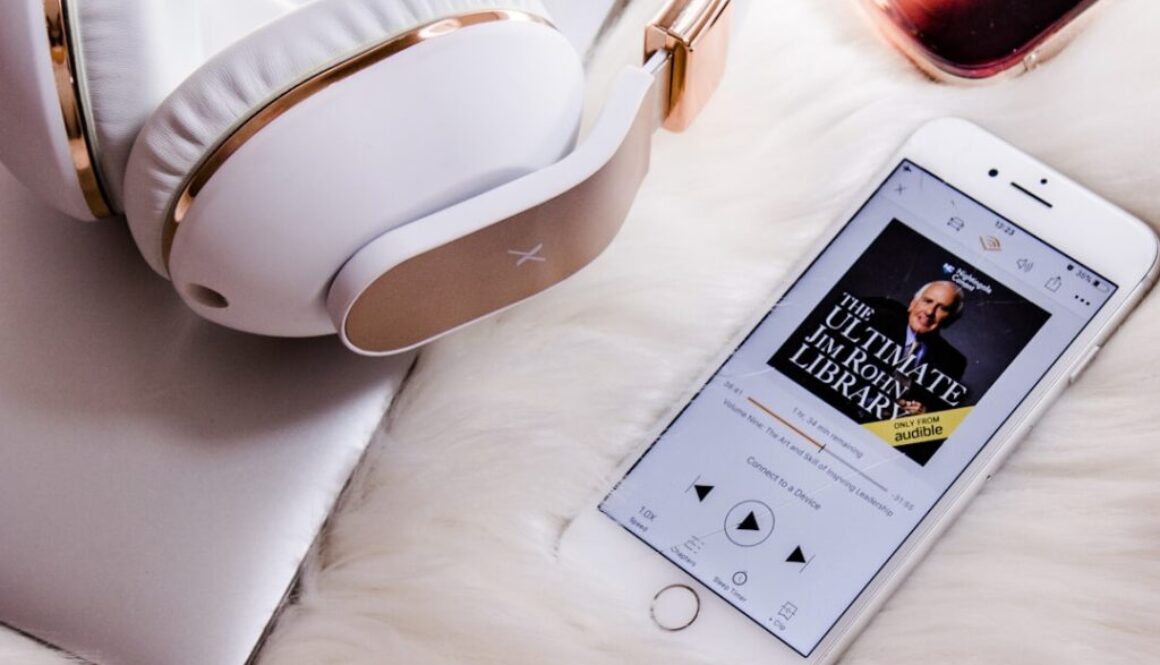 Podcasty do słuchania w drodze - 10 propozycji na podróż i do auta